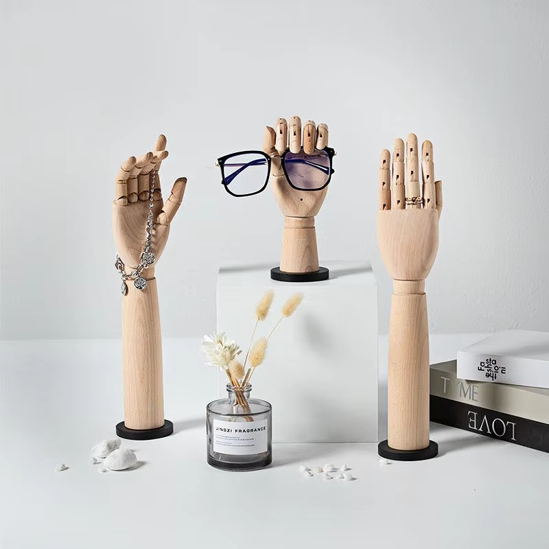 Massief houten hand mannequin  - Body Jewelry In Store recensie en prijs